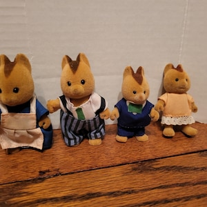 Puede incluir: Un juego de tres tazas de cer&aacute;mica con un acabado moteado y mate. Las tazas son de color crema, marr&oacute;n claro y marr&oacute;n oscuro. Cada taza tiene un dise&ntilde;o simple y minimalista.