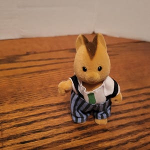 Puede incluir: Un juego de tres tazas de cer&aacute;mica con un acabado moteado y mate. Las tazas son de color crema, gris claro y gris oscuro. Cada taza tiene un dise&ntilde;o simple y minimalista.