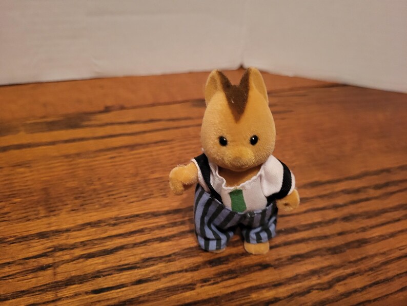 Puede incluir: Un juego de tres tazas de cer&aacute;mica con un acabado moteado y mate. Las tazas son de color crema, gris claro y gris oscuro. Cada taza tiene un dise&ntilde;o simple y minimalista.