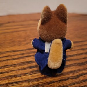 Puede incluir: Un letrero de madera hecho a mano con la palabra "Welcome" en una fuente juguetona. El letrero pintado de blanco tiene un acabado envejecido y un peque&ntilde;o coraz&oacute;n decorativo. Para uso interior o exterior.