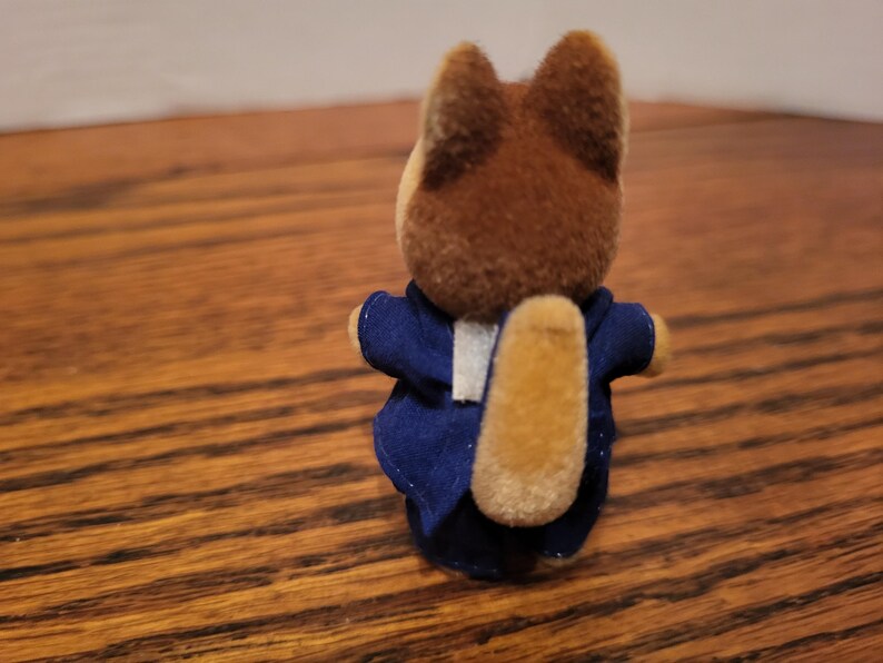 Puede incluir: Un letrero de madera hecho a mano con la palabra "Welcome" en una fuente juguetona. El letrero pintado de blanco tiene un acabado envejecido y un peque&ntilde;o coraz&oacute;n decorativo. Para uso interior o exterior.