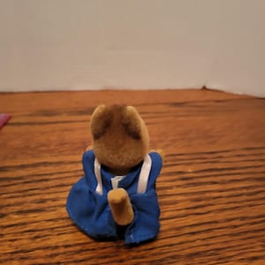 Puede incluir: Un letrero de madera hecho a mano con el texto "Welcome to our home" en un estilo manuscrito. El letrero est&aacute; pintado de blanco con letras negras y un acabado envejecido, perfecto para la decoraci&oacute;n de granja.