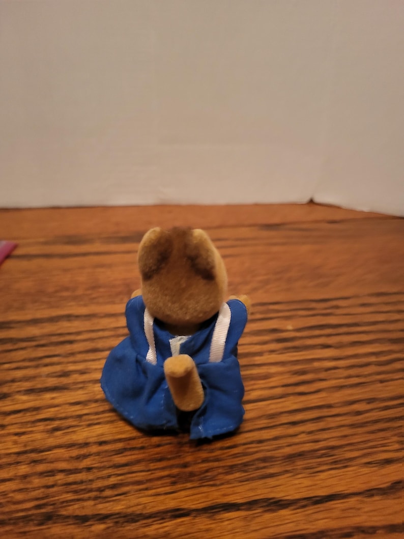 Puede incluir: Un letrero de madera hecho a mano con el texto "Welcome to our home" en un estilo manuscrito. El letrero est&aacute; pintado de blanco con letras negras y un acabado envejecido, perfecto para la decoraci&oacute;n de granja.