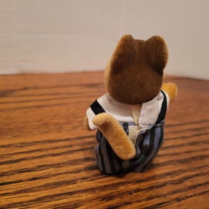 Puede incluir: Un juego de tres tazas de cer&aacute;mica con acabado mate moteado. Las tazas son de color crema, gris claro y gris oscuro. Cada taza tiene un dise&ntilde;o simple y minimalista.