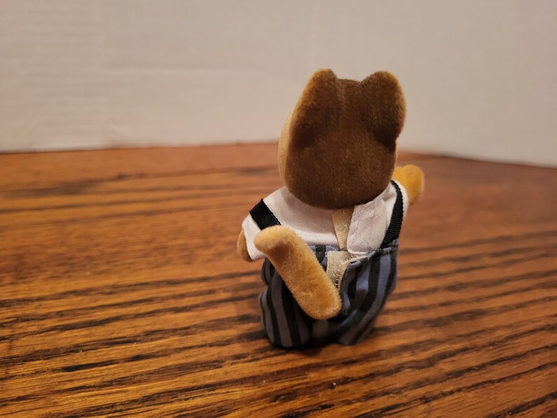 Puede incluir: Un juego de tres tazas de cer&aacute;mica con acabado mate moteado. Las tazas son de color crema, gris claro y gris oscuro. Cada taza tiene un dise&ntilde;o simple y minimalista.