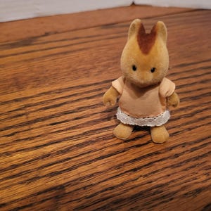 Familias Sylvanian, Maple Town, Familia de ardillas Calico Critters Hazelnut, juego de 4 imagen 6