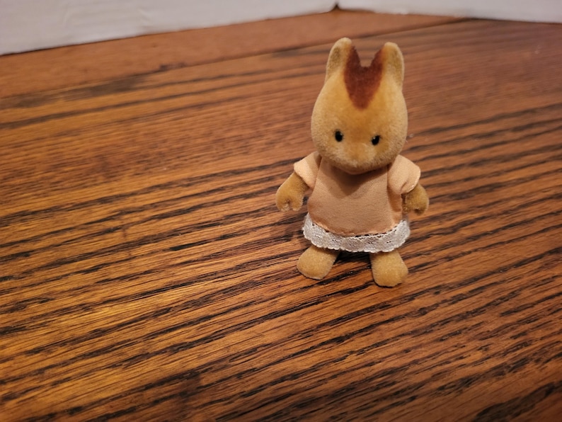 Familias Sylvanian, Maple Town, Familia de ardillas Calico Critters Hazelnut, juego de 4 imagen 6