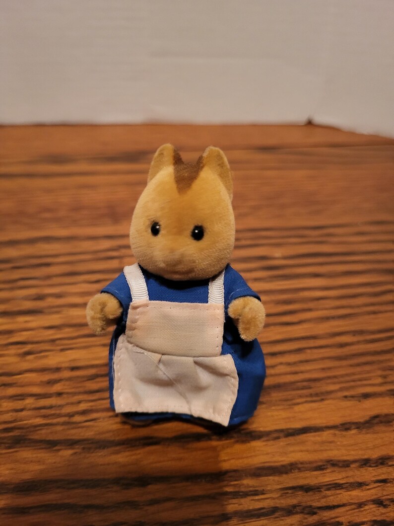 Puede incluir: Una taza de cer&aacute;mica blanca con asa negra y el texto "But First, Coffee" en negrita negra. La taza se encuentra sobre un fondo borroso, resaltando su dise&ntilde;o limpio.