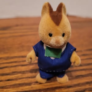 Puede incluir: Una taza de cer&aacute;mica blanca con un asa negra y el texto "But First, Coffee" en negro, con una fuente de estilo manuscrito. La taza est&aacute; sobre una superficie blanca.