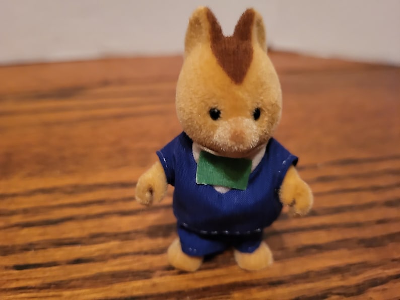 Puede incluir: Una taza de cer&aacute;mica blanca con un asa negra y el texto "But First, Coffee" en negro, con una fuente de estilo manuscrito. La taza est&aacute; sobre una superficie blanca.