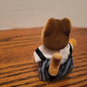 Puede incluir: Un letrero de madera r&uacute;stica con el texto "Welcome to our home" en letras blancas. El letrero presenta un acabado envejecido y un dise&ntilde;o sencillo y acogedor, ideal para un porche o entrada.