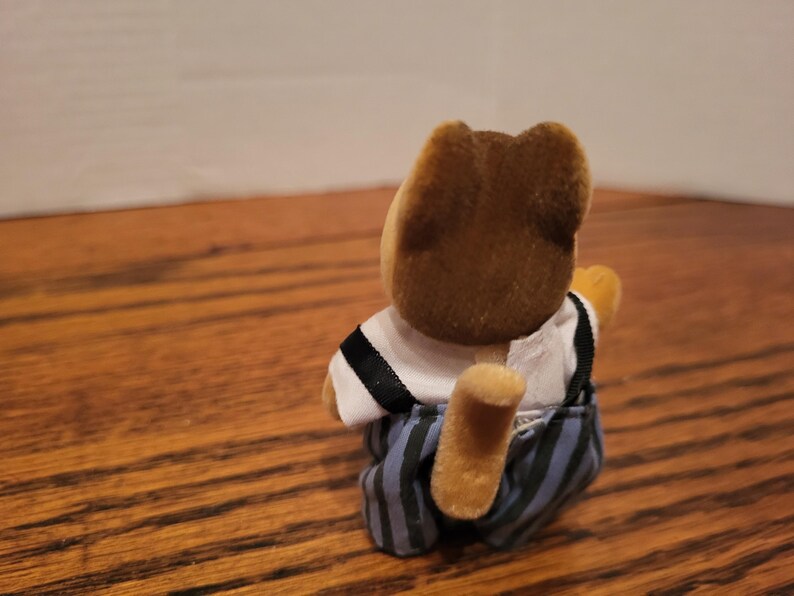 Puede incluir: Un letrero de madera r&uacute;stica con el texto "Welcome to our home" en letras blancas. El letrero presenta un acabado envejecido y un dise&ntilde;o sencillo y acogedor, ideal para un porche o entrada.