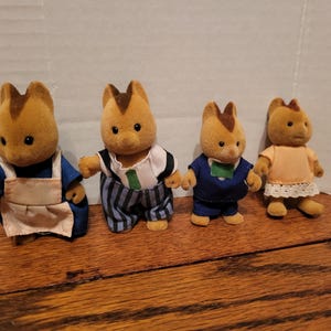 Familias Sylvanian, Maple Town, Familia de ardillas Calico Critters Hazelnut, juego de 4 imagen 2