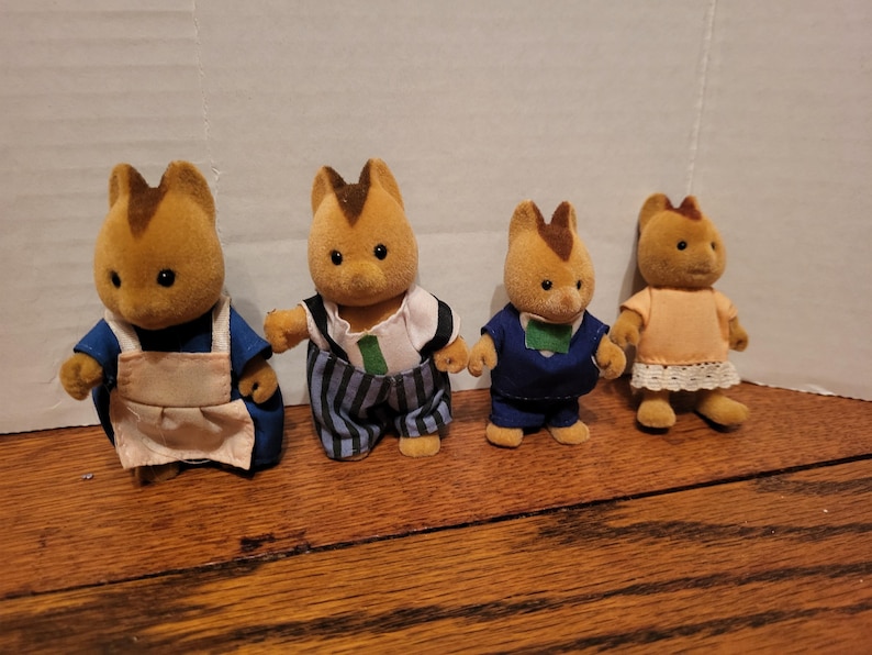 Familias Sylvanian, Maple Town, Familia de ardillas Calico Critters Hazelnut, juego de 4 imagen 2