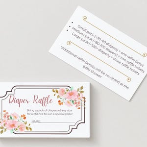 Puede incluir: Tarjeta blanca de rifa de pañales para baby shower con detalles florales. La tarjeta dice "Diaper Raffle" e incluye espacio para un nombre. Una segunda tarjeta detalla los valores de los boletos de rifa según el tamaño del paquete de pañales.