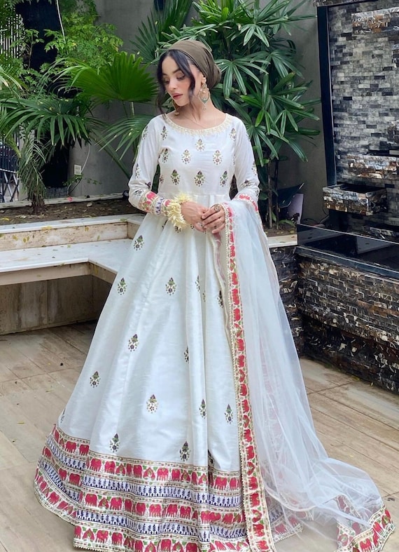 red and white nikkah dress Continuing the heartfelt tradition my sister started @Arooba Tahir  #pakistani #pakistaniwedding #shaadiseason #fyp #foryoupage #pakistan  #shaaditiktok #desiwedding #desitiktok #bridetobe #dulhan