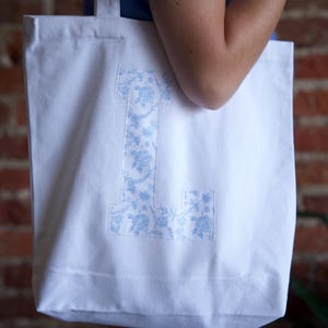 Bolsa de mano con monograma y letra L floral - Bolsa de lona personalizada - Bolsa con inicial personalizada - Regalo para ella - Bolsa reutilizable ecológica