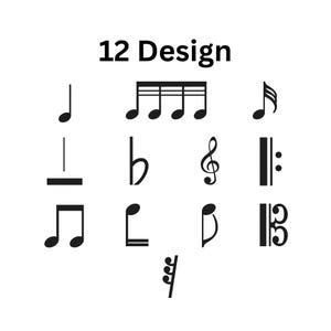 Peut inclure: Une collection de 12 motifs de notes de musique noires sur fond blanc. Les notes comprennent des noires, des croches, une clé de sol, une clé de fa et d'autres symboles musicaux. Le texte "12 Design" est en haut.