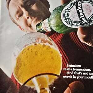 Pu&ograve; includere: Una pubblicit&agrave; per la birra Heineken. Una bottiglia verde di Heineken versa birra in un bicchiere. Il bicchiere &egrave; pieno di birra dorata. Il testo recita: "Heineken ha un gusto tremendo. E non sono solo parole."