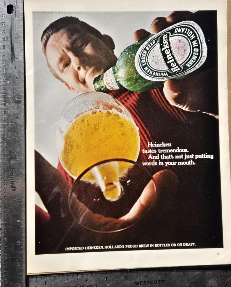 Pu&ograve; includere: Pubblicit&agrave; vintage della birra Heineken. Un uomo beve da una bottiglia verde di Heineken, versandola in un bicchiere. Il testo recita: "Heineken ha un sapore tremendo. E non &egrave; solo mettere parole in bocca".