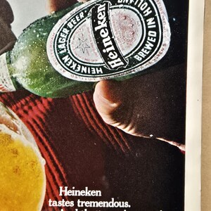 Pu&ograve; includere: Una pubblicit&agrave; per la birra Heineken. Una bottiglia di birra verde con il logo Heineken &egrave; tenuta in mano. La bottiglia &egrave; parzialmente coperta di condensa. Il testo recita: "Heineken ha un gusto tremendo. E non &egrave; solo mettere parole in bocca."