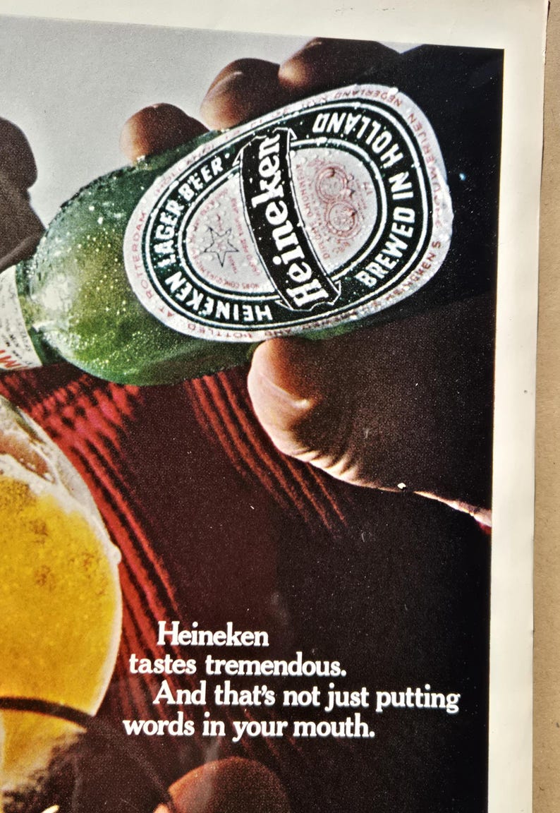 Pu&ograve; includere: Una pubblicit&agrave; per la birra Heineken. Una bottiglia di birra verde con il logo Heineken &egrave; tenuta in mano. La bottiglia &egrave; parzialmente coperta di condensa. Il testo recita: "Heineken ha un gusto tremendo. E non &egrave; solo mettere parole in bocca."