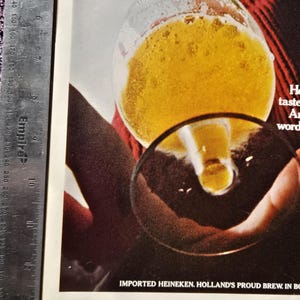 Pu&ograve; includere: Un cartello in legno rustico con la scritta "Welcome to our home" in lettere bianche. Il cartello presenta una finitura invecchiata e un design semplice e invitante, per la porta d'ingresso.