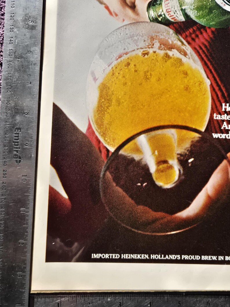 Pu&ograve; includere: Un cartello in legno rustico con la scritta "Welcome to our home" in lettere bianche. Il cartello presenta una finitura invecchiata e un design semplice e invitante, per la porta d'ingresso.