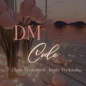 Peut inclure: Une image sereine présente un bouquet de tulipes roses dans des vases en verre, avec le texte "DM Code" et "Ohne Vertrauen, keine Verkaufe". L'arrière-plan montre un coucher de soleil sur l'eau, avec un éclairage doux et un pont en bois.