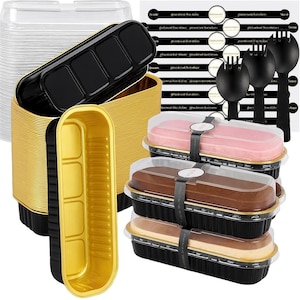 Puede incluir: Una colección de recipientes desechables para alimentos y utensilios para servir. La imagen muestra pilas de bandejas rectangulares doradas y negras, tapas de plástico transparente y tenedores y cucharas negras para servir. Varios recipientes contienen postres con tapas transparentes y cintas decorativas.