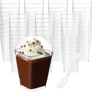 Puede incluir: Vasos de postre de plástico transparente con forma cuadrada, rellenos de pudín de chocolate, crema batida y virutas de chocolate. Se incluye una cuchara de plástico blanco. Ideal para postres.
