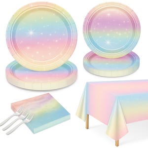 Puede incluir: Un conjunto de suministros para fiestas de arcoíris pastel, que incluye platos, servilletas, tenedores y un mantel. Los platos y el mantel presentan un degradado de colores suaves con acentos brillantes. Las servilletas son cuadradas.