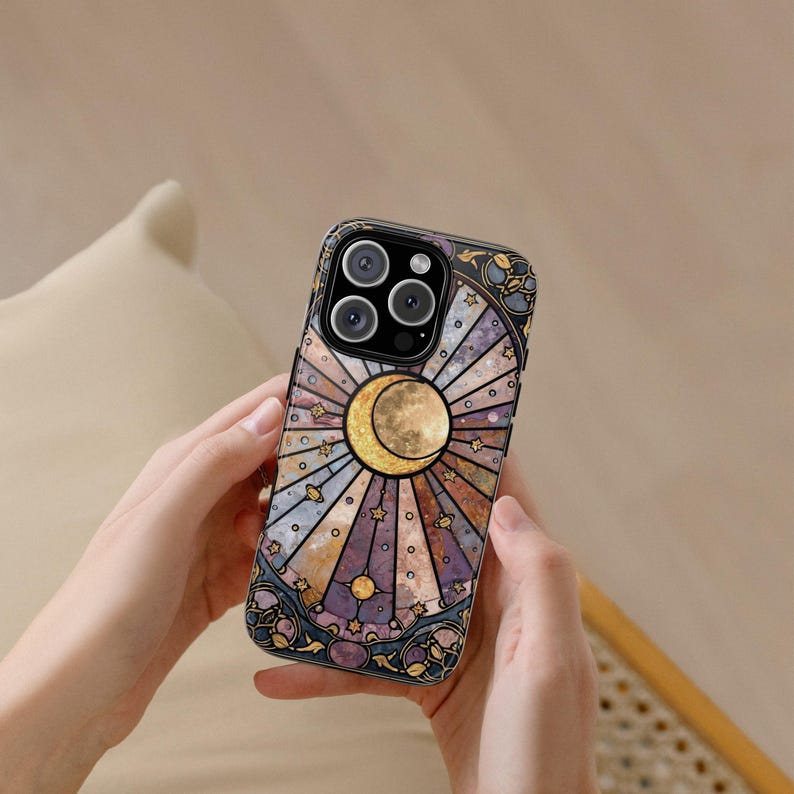 Funda para móvil con diseño de luna inspirada en vidrieras / Estética celestial / Funda de estrella mística / Regalo mágico para ella / Estilo bohemio oscuro / iPhone y Samsung imagen 7