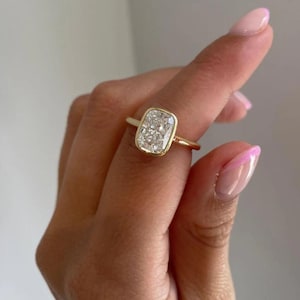 Anillo solitario de talla cojín alargada de 2 quilates con engaste en bisel, certificación IGI, opción de moissanita, anillo de oro amarillo de 14 quilates, elegante joyería de compromiso.