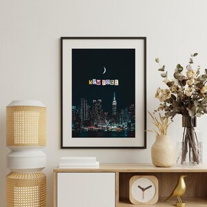 Póster del horizonte nocturno de Nueva York: arte mural digital descargable de Nueva York, Empire State Building, luna creciente, foto de viaje moderna imprimible