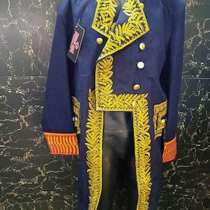Puede incluir: Chaqueta azul marino con bordados dorados y detalles rojos. La chaqueta presenta un diseño cruzado con botones dorados y patrones de hojas doradas intrincados. El cuello y los puños tienen ribetes rojos. Una etiqueta con texto está adjunta.