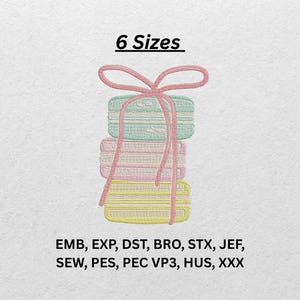 Puede incluir: Diseño bordado de tres macarons apilados en colores pastel, atados con una cinta rosa. El texto "6 Sizes" está encima de los macarons. Debajo, formatos de archivo de bordado: EMB, EXP, DST, BRO, STX, JEF, SEW, PES, PEC VP3, HUS, XXX.