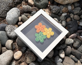 Decorazione murale in carta quilling realizzata a mano – Cornice decorativa floreale