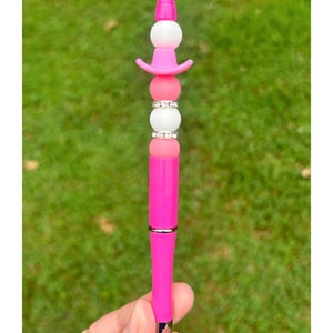 Pink Cowgirl Beaded Pen – Western-Inspired Beaded Pen with Silicone Hat | Hot Pink Pen | Cute Office Gift | Rodeo Stationery | Yeehaw Vibes
