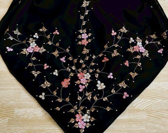 Pañuelo de voile con flores bordadas: Hijab negro y de colores con bordado floral.