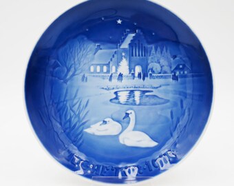 Bing & Grøndahl Collectors Plate 1974 "Christmas in the Village" Porcelain Denmark Mute Swans