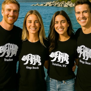 Custom Lake Tahoe T-shirt - gepersonaliseerd kerstcadeau | Voeg je plaatsnaam toe; Truckee, Kings Beach, Zephyr Cove, Stateline