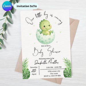 Puede incluir: Tarjeta de invitación a un baby shower con un lindo dinosaurio verde saliendo de un huevo. La invitación mide 5x7 pulgadas (12,7 x 17,8 cm) e incluye detalles del evento. El texto dice "Our little boy is coming".
