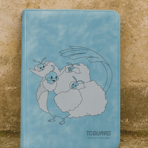 Può includere: Un raccoglitore di carte azzurro con un'illustrazione a cartoni animati di una creatura simile a un uccello con un piumaggio bianco soffice. Il testo "TCGUARD" è stampato in basso, con testo aggiuntivo.