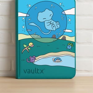 Könnte beinhalten: Ein türkisfarbener Reißverschlussordner mit einer grafischen Illustration einer blauen Kreatur in einer Blase, die über einer grünen Landschaft mit einem Teich und kleinen Zeichentrickfiguren schwebt, sowie dem Schriftzug vaultx unten links.