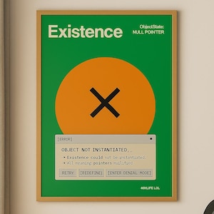Könnte beinhalten: Gerahmtes Poster mit dem Wort "Existenz" in weißer Schrift auf grünem Hintergrund. Ein orangefarbener Kreis mit einem schwarzen "X" ist auf dem Poster zentriert. Das Poster enthält eine simulierte Fehlermeldung und den Text "40XLIFE LOL". Ein Laptop, eine Maus und ein Buch liegen auf einem Holztisch.