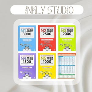 Könnte beinhalten: Eine Sammlung von Japanisch-Lehrbüchern mit farbenfrohen Einbänden. Die Bücher sind mit N1, N2, N3, N4 und N5 beschriftet, mit entsprechenden Vokabelzahlen. Jedes Buch zeigt ein Eichhörnchen und den Text "FREE".