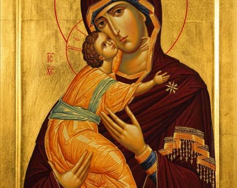 Könnte beinhalten: Eine rechteckige religiöse Ikone mit einer Figur in einem tief kastanienbraunen Gewand, die ein Kind in einem leuchtend orangefarbenen Kleidungsstück hält. Der Hintergrund ist in reflektierendem Blattgold gehalten. Griechische Schriftzeichen sind sichtbar.