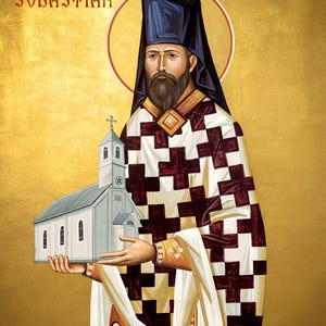 Op de afbeelding: Icoon van Sint-Sebastiaan, met een modelkerk. Hij draagt een zwarte hoed en een patroonkleed met bordeauxrode kruisen. De tekst "SAINT SEBASTIAN" staat bovenaan. De achtergrond is goud.