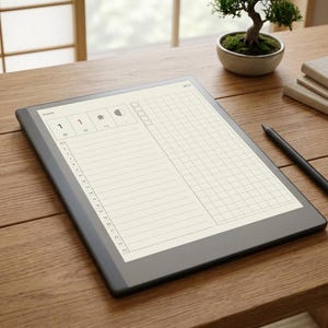 Può includere: Un tablet digitale nero con una penna stilo appoggiata accanto. Lo schermo mostra un modello di agenda giornaliera con la data 1 1, un programma orario verticale da 0 a 23, una sezione a griglia e una colonna di caselle di controllo.